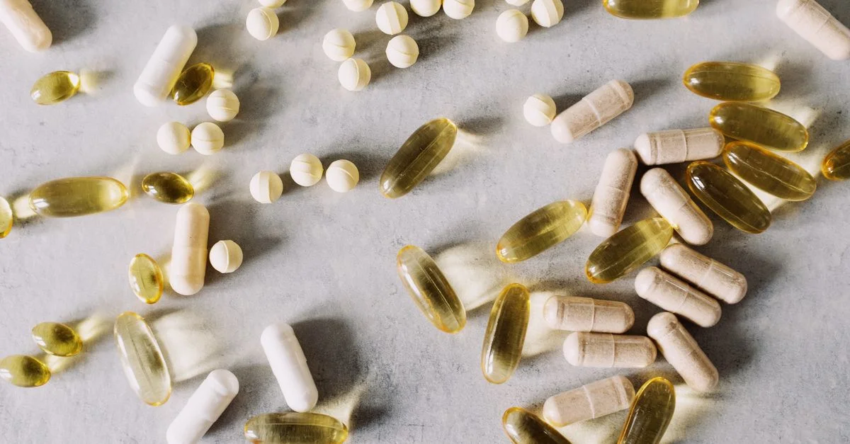 Varios vitaminas y suplementos sobre un fondo de mármol, capturados en estilo flat lay.